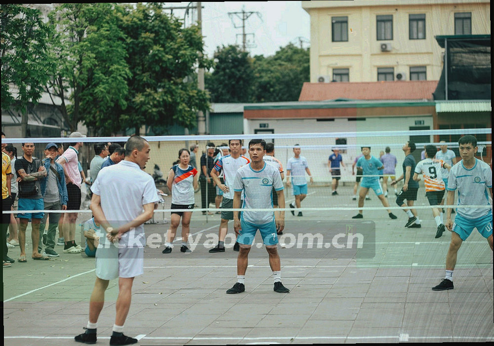 黄昏时分球场草皮与角旗的空镜
